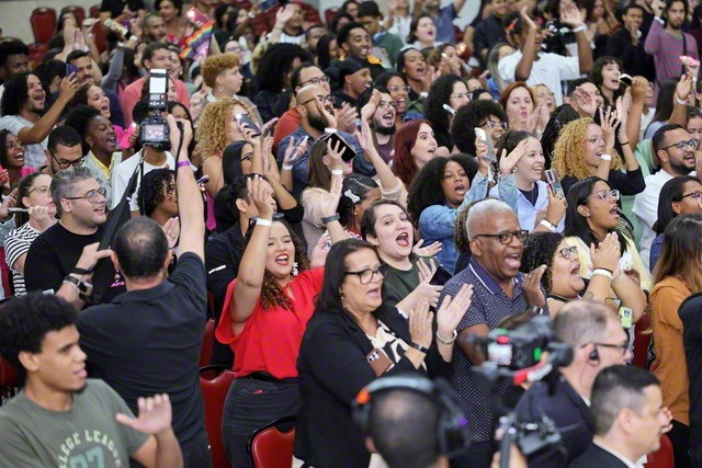 笑顔がはじけたブラジル・リオデジャネイロ青年部・創価ユースの総会（リオデジャネイロ文化会館で）。かつて先生はリオの友に語った。「目的を大きく持って信心に励んだ者が、最後には勝つんだ」と。皆で師弟誓願に生き抜く青春を約し合った