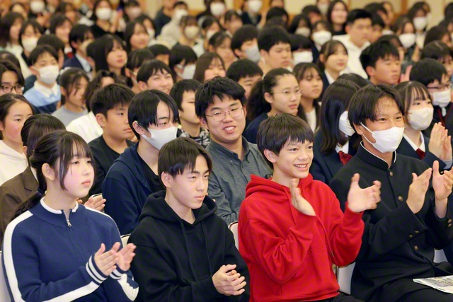 未来部希望月間を朗らかに前進する未来部員（1月、東京・新宿区の金舞会館で）