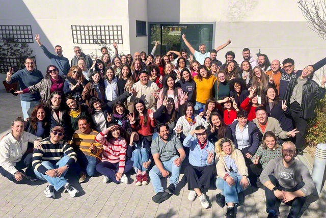 常勝の誓いみなぎるスペイン青年部。研修会の最後に同国青年部の愛唱歌を皆で合唱した（2月22日、スペイン文化会館で）