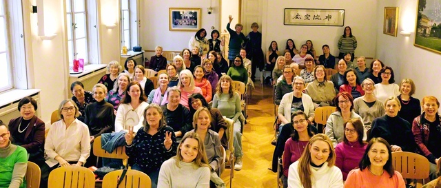 陽光のような笑顔が輝くオーストリア婦人部の友。ピアノとドラムの演奏やダンスも披露され、会場は歓喜に包まれた（2月22日、オーストリア文化センターで）