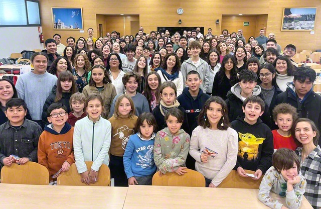 使命の大空へ飛翔しゆく未来部の友と青年部員が記念のカメラに（同）