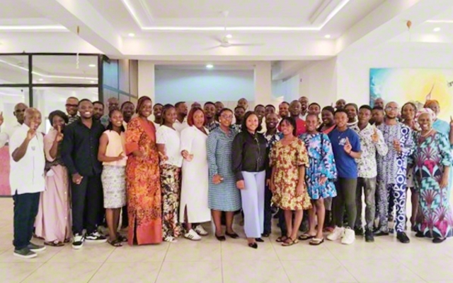 トーゴの青年部研修会に集った友が笑顔で（同）