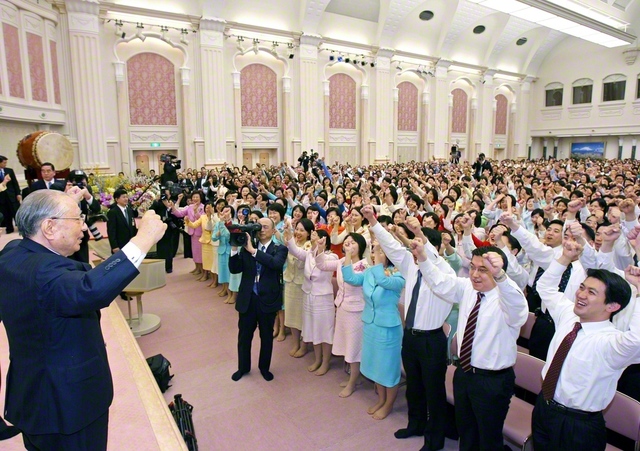 「3・16」50周年を記念する本部幹部会で、池田先生は後継らに万感のエールを送った。「青年、頼むよ！」（2008年3月、東京牧口記念会館で）