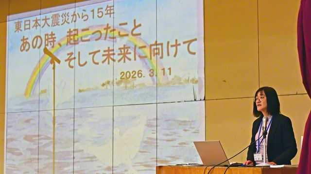 今月11日、講話に立つ宮本靜子さん