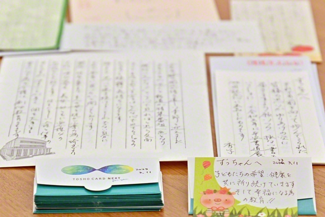 同級生が送ってくれた図書カードと手紙。関西創価学園・女子同窓生の集い「蛍会」3期の絆を力に