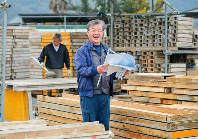 幾つもの型枠工事の現場を同時並行で進めていく古市さん。機材などの間違いがないよう、入念にチェックする