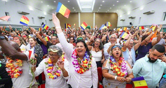 〽先生、あなたをブラジルに迎えることができて、私たちの夢はかないました。私たちの鼓動は高まり　こだましています――師弟共戦の歌「サウダソン・ア・センセイ」を全員で大合唱。総会は爆発的な歓喜に包まれた（リオデジャネイロ文化会館で）