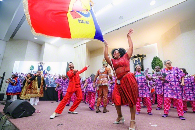 情熱的なサンバのリズムに乗り、カーニバルさながらに会場が一つに（同）