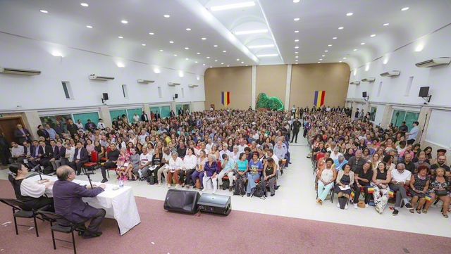 総会では質疑応答が行われ、谷川SGI理事長が丁寧に耳を傾け、質問に答えた（同）