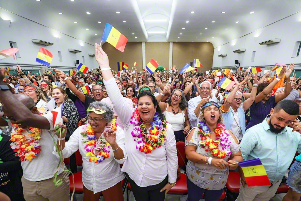 〽先生、あなたをブラジルに迎えることができて、私たちの夢はかないました。私たちの鼓動は高まり　こだましています――師弟共戦の歌「サウダソン・ア・センセイ」を全員で大合唱。総会は爆発的な歓喜に包まれた（リオデジャネイロ文化会館で）