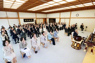 原田会長の導師で行われた「3・16」記念勤行会。参加者は広布後継の誓いを新たにした（13日、創価学会恩師記念会館で）