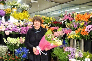 店内に並ぶ色とりどりの花にも負けない、大山さんの明るい接客が地域に愛されている