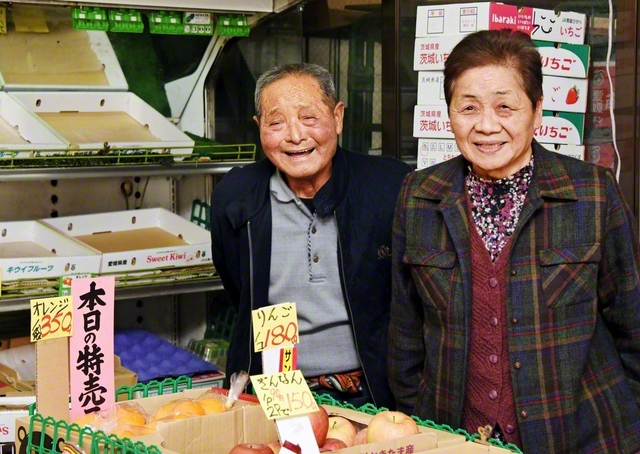 【茨城】夫婦二人三脚で店を切り盛りしてきた前野さん㊧と妻・英子さん。笑顔でお客を迎える