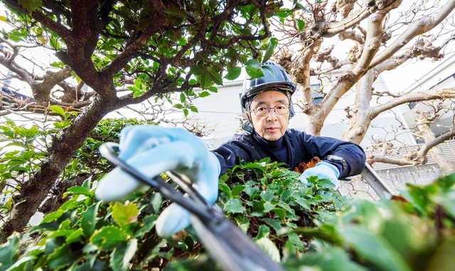 「不安はあるし、死が怖くないなんてことはない。でも、恐怖だけで終わる人生では宿命転換にならない。俺は今、闘っている最中ですよ」。山田さんは、真っすぐに命と向き合う人。はさみを持つ手にも迷いはない。