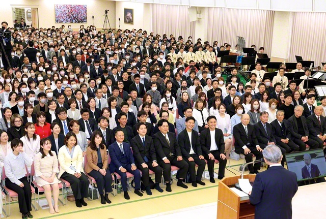 「躍動の春！　青年の心で“わたしの挑戦”」とのテーマを掲げ、意気高く行われた関東総会。人材輝く関東から歓喜と幸福の大行進を！（15日、茨城文化会館で）