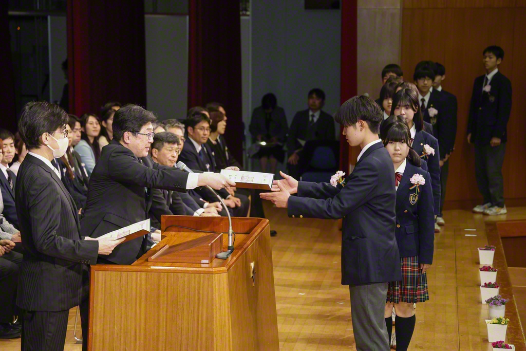 東京・創価中学校の卒業式