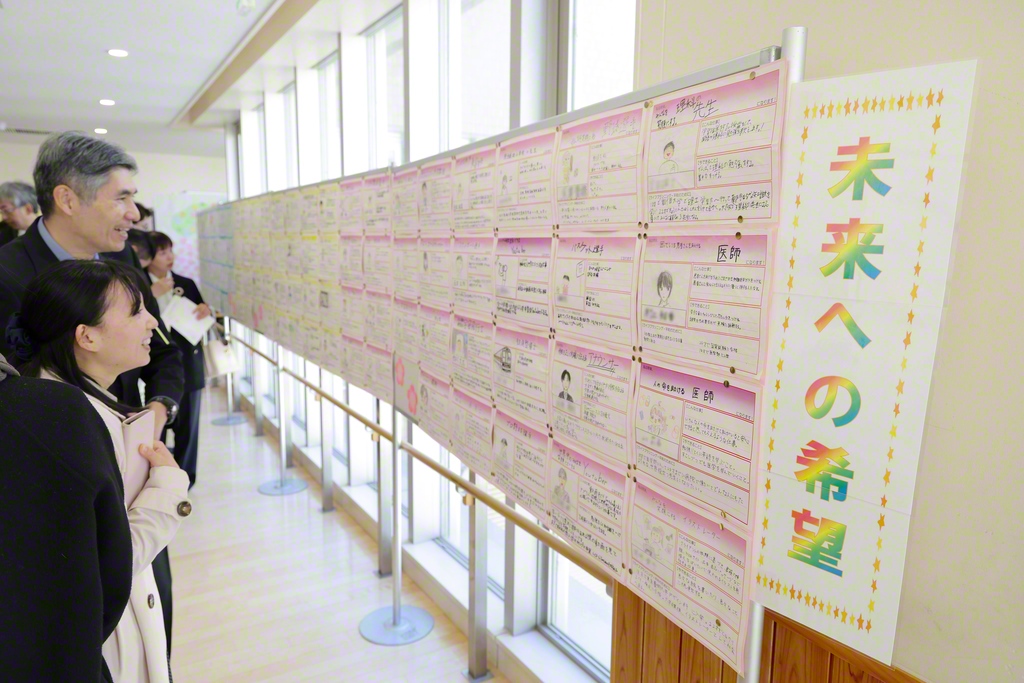 卒業生の学習発表が展示（関西創価小学校）