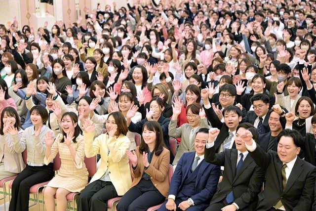 「直通（ひたみち）の茨城」との誇りも高く、さらなる前進を誓い合った茨城の友。茨城文化会館では、戦い集った同志を、鮮やかな梅花が迎えた