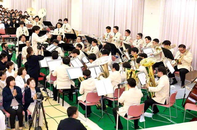 関東音楽隊が学会歌「世界広布の歌」などを力強く