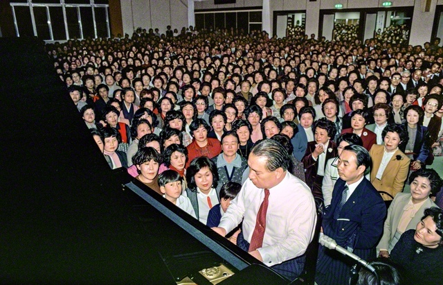 1982年2月、池田先生が茨城文化会館で行われた記念の勤行会に出席。友の奮闘をたたえ、ピアノを演奏した