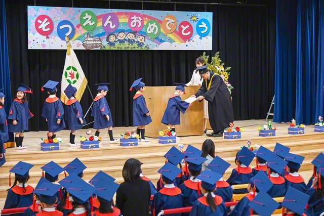 卒園生一人一人に保育証書が手渡された