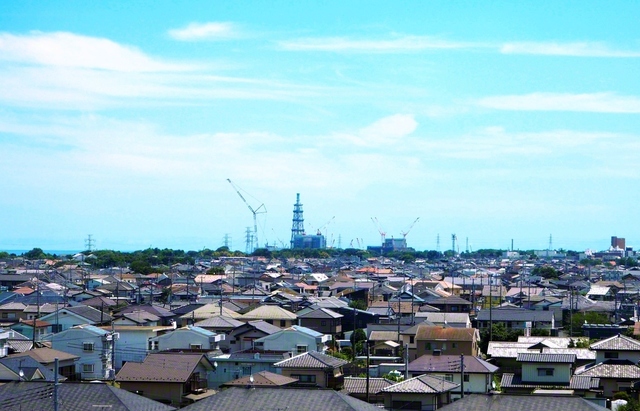 原発に人口密度の高い住宅地が迫る東海村（中央奥左寄りの排気塔横の建物が東海第二原発、2024年6月、乾・元教授撮影）