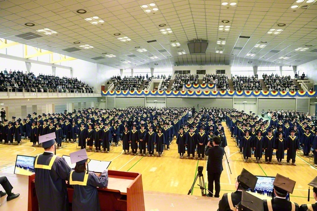一人ももれなく幸福に！――励まし合いながら生涯の原点を築いた東京高の56期生（小平市の創価学園・池田中央体育館で）