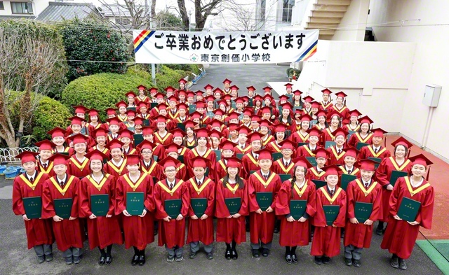 “平和の大樹”へと成長するため、力強く挑戦の日々を歩んだ東京小45期生が笑顔で（東京創価小学校で）