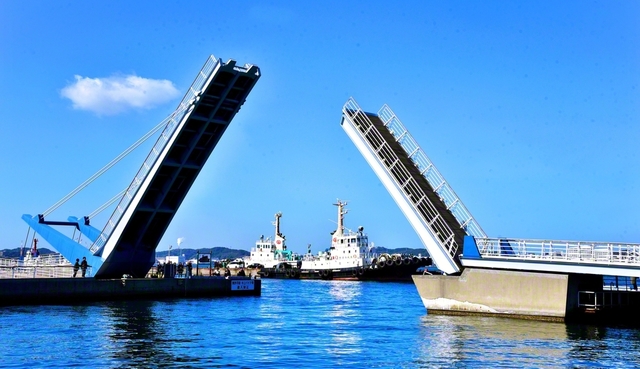 人気観光地の一つ、門司港レトロ地区（北九州市門司区）。その一角にある「ブルーウィングもじ」は、歩行者専用のはね橋として多くの人でにぎわっている