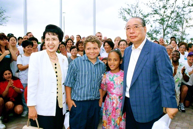 1996年6月、フロリダ自然文化センターを訪問した池田先生ご夫妻が、未来部の友らに励ましを送る（中央右側が、ゴールデンさんの次女・ビアンカさん）