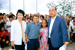 1996年6月、フロリダ自然文化センターを訪問した池田先生ご夫妻が、未来部の友らに励ましを送る（中央右側が、ゴールデンさんの次女・ビアンカさん）