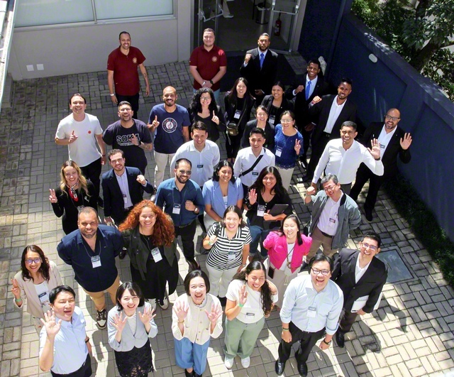 西方SGI青年部長、堀口同女子部長と南米の青年リーダーが広布拡大の決意も新たに（ブラジルの青年会館で）