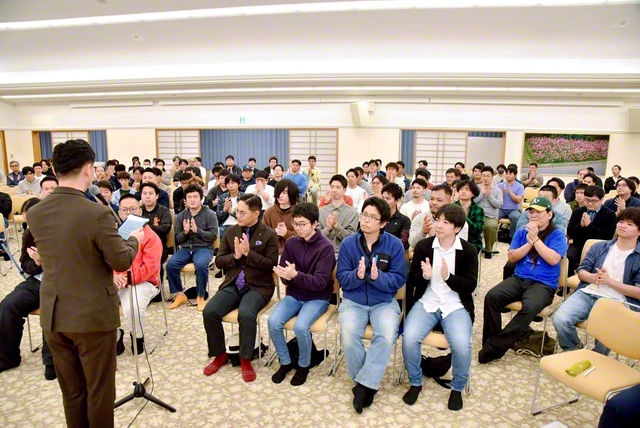 梁島男子部長が出席した沖縄の男子部大会（15日、沖縄国際平和会館で）