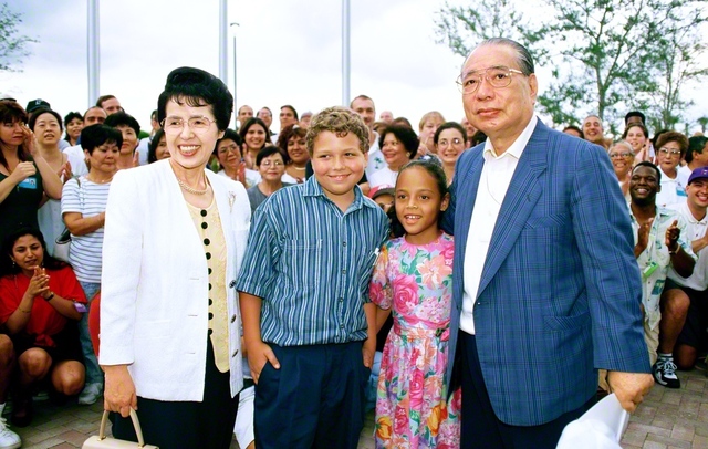 1996年6月、フロリダ自然文化センターを訪問した池田先生ご夫妻が、未来部の友らに励ましを送る