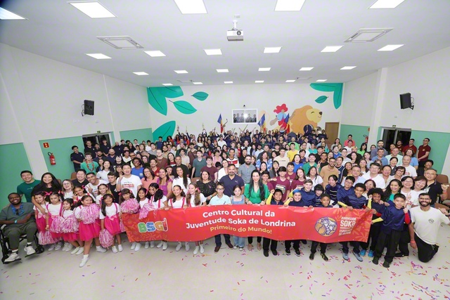 新法城の誕生を記念し、地元の同志が記念のカメラに（ロンドリーナ創価ユース文化会館で）