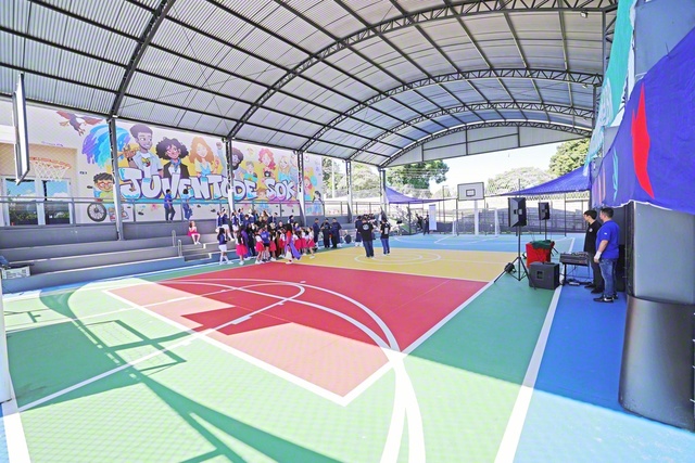 フットサルやバスケットボールなどを楽しめる屋根付きのスポーツコート。共に汗を流しながら、友情を育む交流の場となる