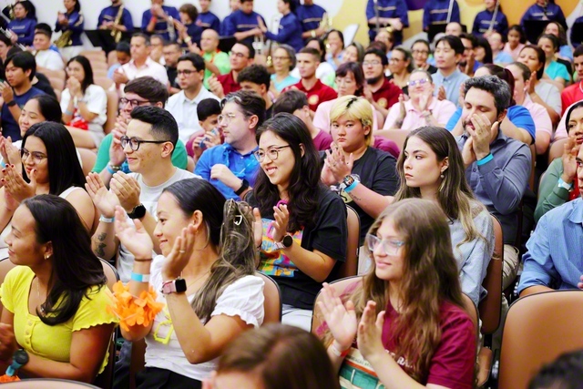 笑顔がはじけた開館式。新時代の開拓者として、新たな躍進を誓い合った（ロンドリーナ創価ユース文化会館で）