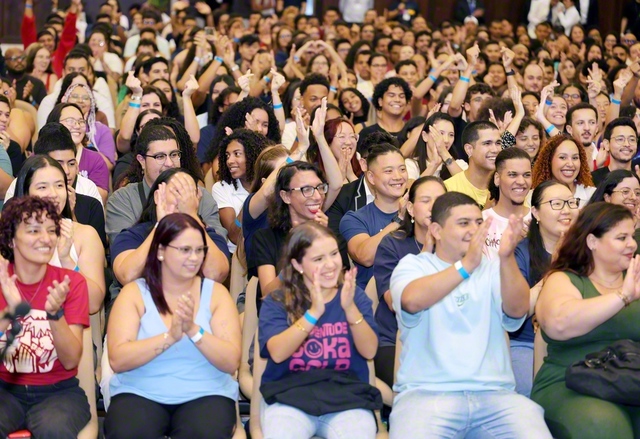 広布誓願を約し合ったブラジル青年部・創価ユースの大会（ブラジルSGI平和講堂で）。かつて先生はブラジルの友に呼びかけた。「君が歩んだ分だけ/新世紀の道が拓（ひら）かれるのだ」――。“王者ブラジル”の若き友が、新たな前進へ踏み出した