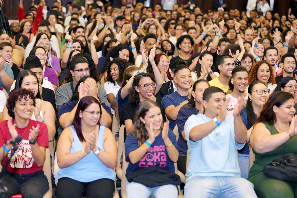 広布誓願を約し合ったブラジル青年部・創価ユースの大会（ブラジルSGI平和講堂で）。かつて先生はブラジルの友に呼びかけた。「君が歩んだ分だけ/新世紀の道が拓（ひら）かれるのだ」――。“王者ブラジル”の若き友が、新たな前進へ踏み出した