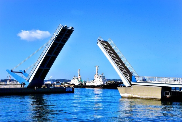 人気観光地の一つ、門司港レトロ地区（北九州市門司区）。その一角にある「ブルーウィングもじ」は、歩行者専用のはね橋として多くの人でにぎわっている