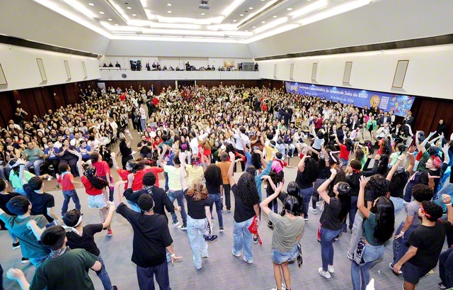 フィナーレでは、出演者と参加者が一体となって少年少女部歌「Be　Brave！　獅子の心で」を大合唱