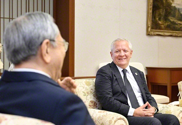 池田大作国際平和研究センターのネグレティ学術所長㊨と原田会長の会見は終始和やかに（創大池田記念講堂で）