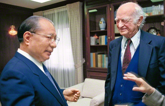 ライナス・ポーリング博士㊨と池田先生が会見（1990年2月21日、創価大学ロサンゼルス分校〈当時〉で）