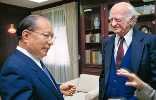 ライナス・ポーリング博士㊨と池田先生が会見（1990年2月21日、創価大学ロサンゼルス分校〈当時〉で）