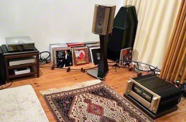 オーディオシステムの一例。左側のネットワークプレーヤーの音楽データが、アンプ、スピーカーに