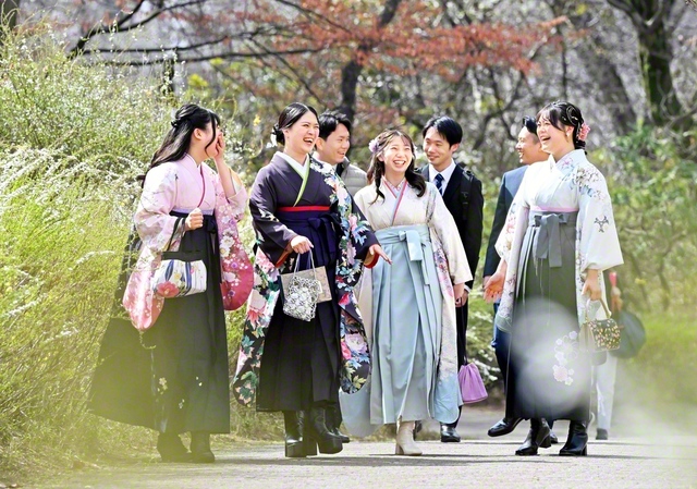 旅立ちの時を迎えた卒業生。金の思い出を振り返り、笑みがはじけた