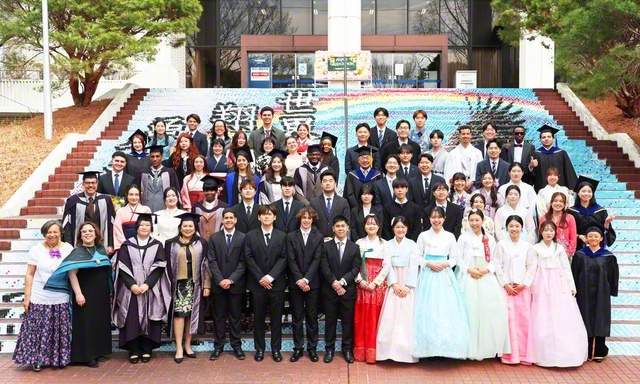 学友との絆を胸に使命の舞台へ雄飛する留学生たち。世界26カ国・地域から集い合った（創価大学で）