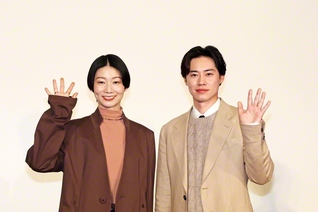 会見に出席した土居志央梨㊧と戸塚純貴