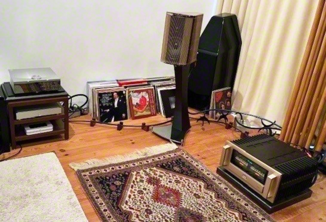 オーディオシステムの一例。左側のネットワークプレーヤーの音楽データが、アンプ、スピーカーに