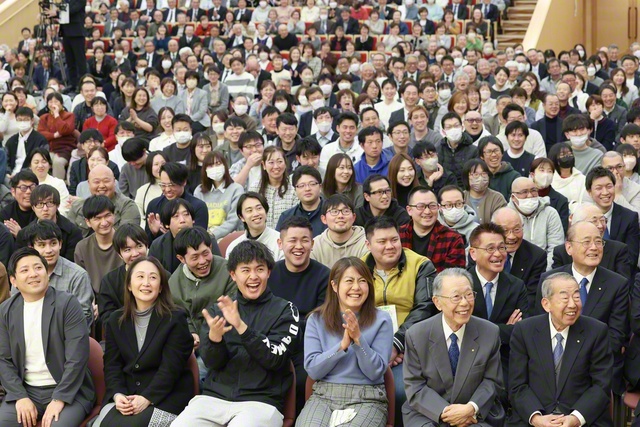 世界一の大人材城の構築を誓い合った東北家族「希望の絆」総会。“東北の若人よ、「生命尊厳の文明」の旗頭たれ”――師の期待のままに、青年を先頭に新たな対話拡大へ（8日、仙台市の東北文化会館で）